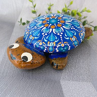 Bunt bemalte Steine mit Mandalamuster nach Dotting Art.