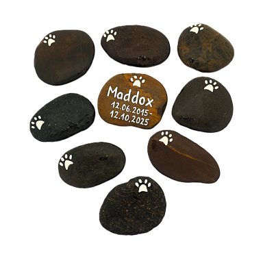 Kleiner Tiergrabstein ca. 8 cm mit hangemalter Pfote für Haustiere.